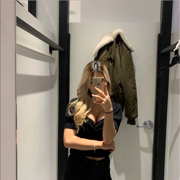 Black v scoop top🖤 - Picture 2 of 3